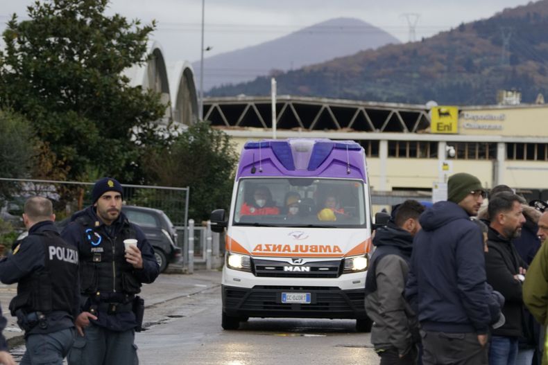 Los servicios de emergencia trabajan en el lugar de la explosión de un depósito de combustible en Calenzano, cerca de Florencia, Italia, el lunes 9 de diciembre de 2024. (Alessandro La Rocca/LaPresse via AP)