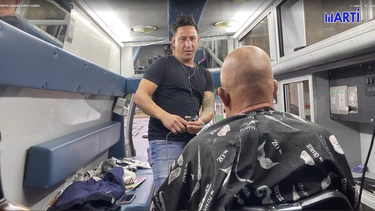 una ambulancia transformada en barberia ambulante: el invento de un cubano en kentucky