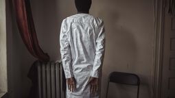 Abdoul, un migrante de 32 años oriundo de Mauritania, posa para una fotografía en su apartamento, el viernes 6 de octubre de 2023, en Nueva York. (AP Foto/Andres Kudacki)