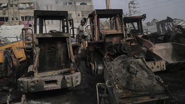 Palestinos examinan los restos de excavadoras alcanzadas por un ataque aéreo del ejército israelí en Jabaliya, en el norte de la Franja de Gaza, el 22 de abril de 2025. (AP Foto/Jehad Alshrafi)