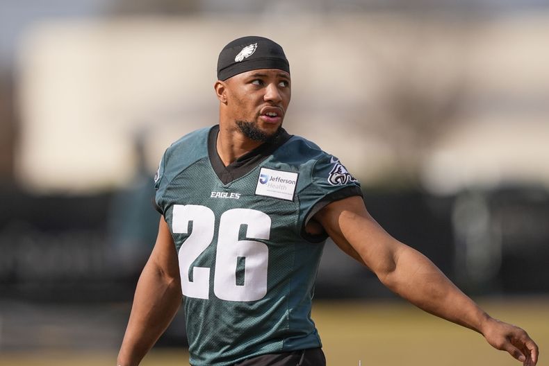 Saquon Barkley, corredor de los Eagles de Filadelfia, calienta en una práctica el jueves 6 de febrero de 2025, en Nueva Orleáns (AP Foto/Gerald Herbert)