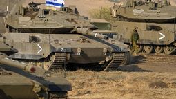 Tanques israelíes, estacionados cerca de la frontera con Líbano, el 11 de octubre de 2023. (AP Foto/Ariel Schalit)