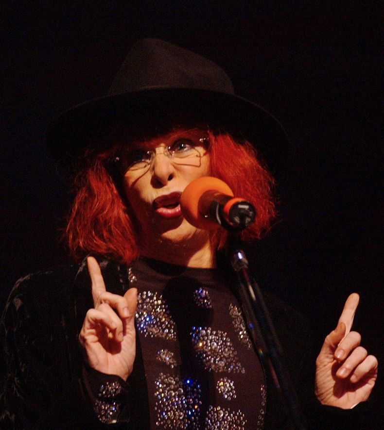 ARCHIVO - La cantante brasileña Rita Lee se presenta en concierto en Buenos Aires, Argentina, el 23 de noviembre de 2002. Lee apdada la Reina del Rock de Brasil, que vendió millones y ganó seguidores internacionales a través de su estilo colorido y sincero, murió a los 75 años la noche del 8 de mayo de 2023, según un comunicado publicado en su cuenta oficial de Instagram. (Foto AP/Natacha Pisarenko, archivo)
