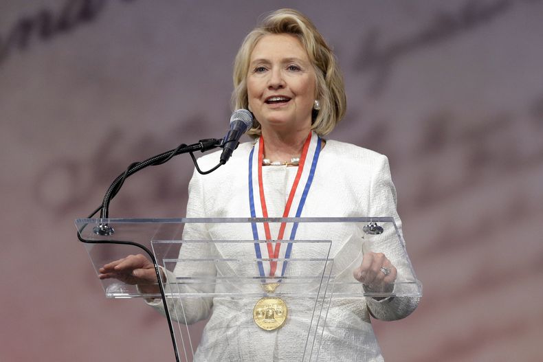 ARCHIVO - Esta imagen del 10 de septiembre de 2013 muestra a la ex secretaria de Estado Hillary Clinton hablando tras recibir la Medalla de la Libertad durante una ceremonia en el Centro Nacional de la Constituci&oacute;n en Filadelfia. (Foto AP/Matt Rour