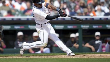 Andy Ibanez, de los Tigres de Detroit, batea un doble en contra de los Marineros de Seattle en la sexta entrada del juego de béisbol, el domingo 14 de mayo de 2023, en Detroit, (AP Foto/Paul Sancya)