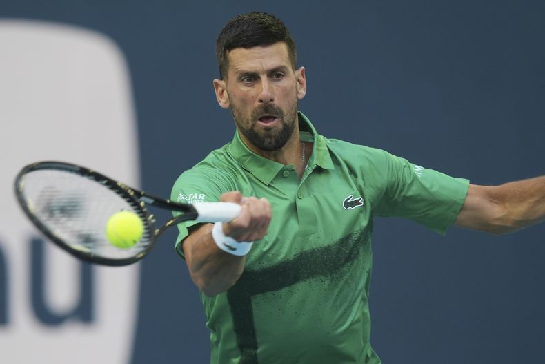El serbio Novak Djokovic hace una devolución a Sebastian Korda en el Abierto de Miami, el jueves 27 de marzo de 2025 (AP Foto/Marta Lavandier)