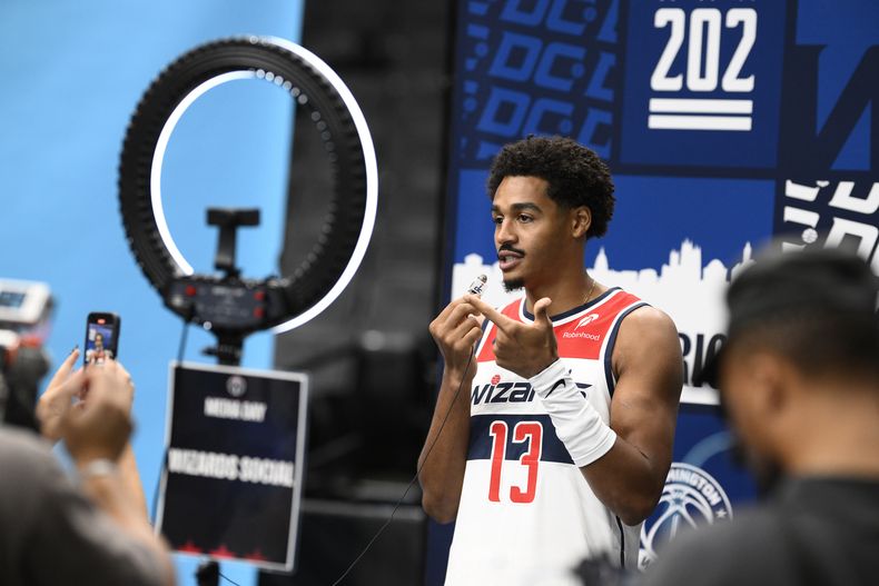 El guardia de los Wizards de Washington, Jordan Poole, realiza un anuncio en redes sociales durante el día de medios de la NBA, el 30 de septiembre del 2024 en Washington. (AP Foto/Nick Wass)