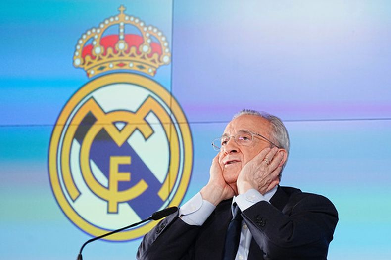 Florentino Pérez, presidente del Real Madrid, gesticula durante una rueda de prensa, el 12 de mayo de 2026, en Madrid. (AP Foto/Bernat Armangue)