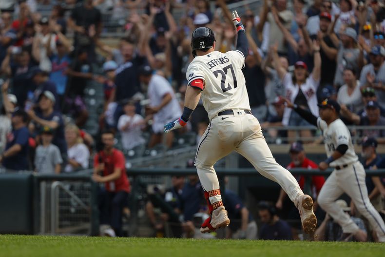Ryan Jeffers pega sencillo por los Mellizos de Minnesota ante los Medias Blancas de Chicago el domingo 23 de julio de 2023, en Minneapolis (AP Foto/Bruce Kluckhohn)