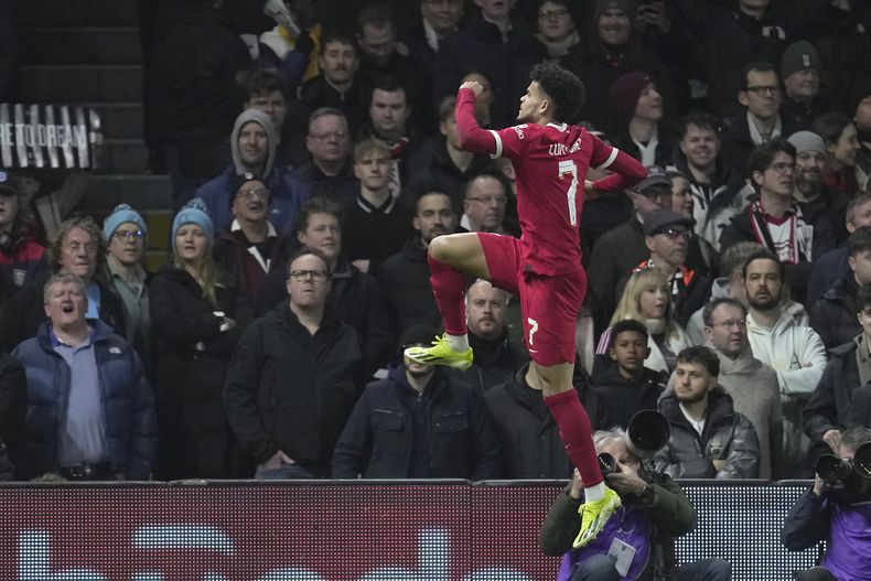Luis Díaz celebra tras anotar el gol de Liverpool en el empate 1-1 contra Fulham en la Copa de la Liga inglesa, el miércoles 24 de enero de 2024, en Londres. (AP Foto/Kin Cheung)