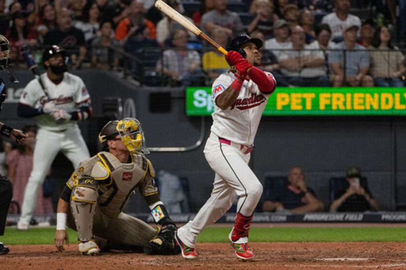 El dominicano José Ramírez, de los Guardianes de Cleveland, observa su elevado de sacrificio ante los Padres de San Diego, el sábado 15 de agosto de 2026 (AP Foto/Phil Long)