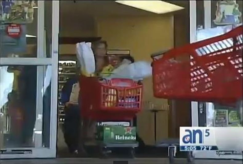 Residentes abarrotaron supermercados y restaurantes buscando pavos y platos, acompañantes para la cena familiar por el día de acción de gracias.
