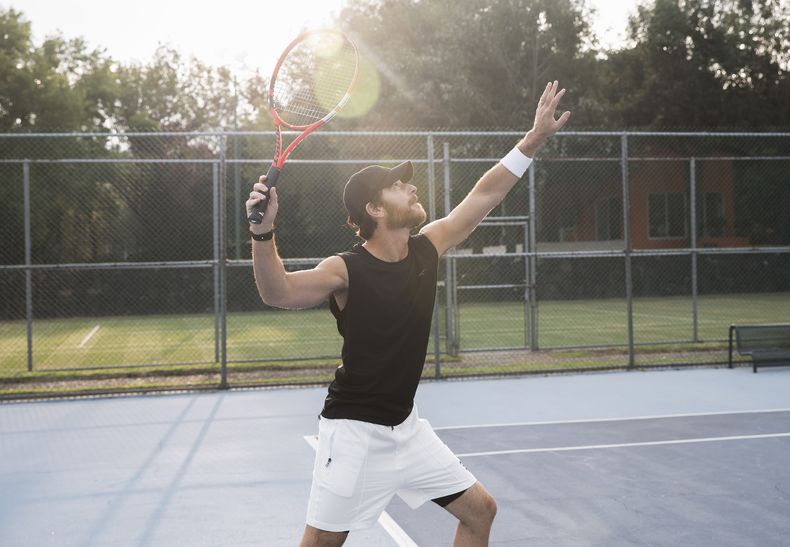 En esta imagen proporcionada por Netflix, Alfonso Bassave como Gustavo Maldonado en una escena de Las Viudas de los Jueves. (Camila Jurado/Netflix vía AP)
