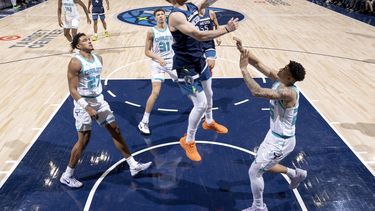 Donte DiVincenzo (0) de los Minnesota Timberwolves intenta un tiro en el último cuarto el lunes 4 de noviembre de 2024, en Minneapolis, Minnesota (Carlos González/Star Tribune vía AP)