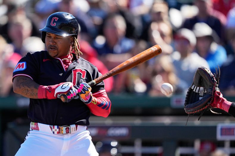 El dominicano José Ramírez, de los Guardianes de Cleveland, evade un pelotazo en la caja de bateo durante la tercera entrada del juego de béisbol de Grandes Ligas contra los Rojos de Cincinnati, el sábado 21 de febrero, en Goodyear, Arizona. (AP Foto/Chris Carlson)