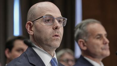 Stephen Miran testifica durante una audiencia del Comité Bancario del Senado sobre su nominación para ser miembro de la Junta de Gobernadores del Sistema de la Reserva Federal, en el Capitolio, el jueves 4 de septiembre de 2025, en Washington. (AP Foto/Mariam Zuhaib)