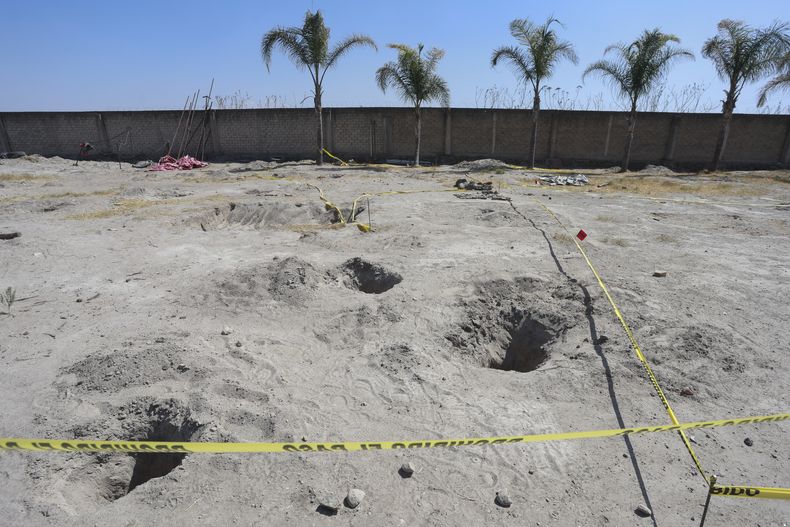ARCHIVO - Una cinta que prohíbe el paso instalada por las autoridades acordona partes del Rancho Izaguirre durante un recorrido para la prensa, días después de que se descubrieron restos óseos en las instalaciones en Teuchitlán, estado de Jalisco, México, el 20 de marzo de 2025. (AP Foto/Alfredo Moya, Archivo)