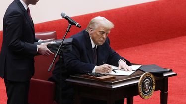 Will Scharf ayuda al presidente Donald Trump, quien firma una orden ejecutiva en el evento de toma de posesión, el lunes 20 de noviembre de 2025, en Washington. (AP Foto/Susan Walsh)