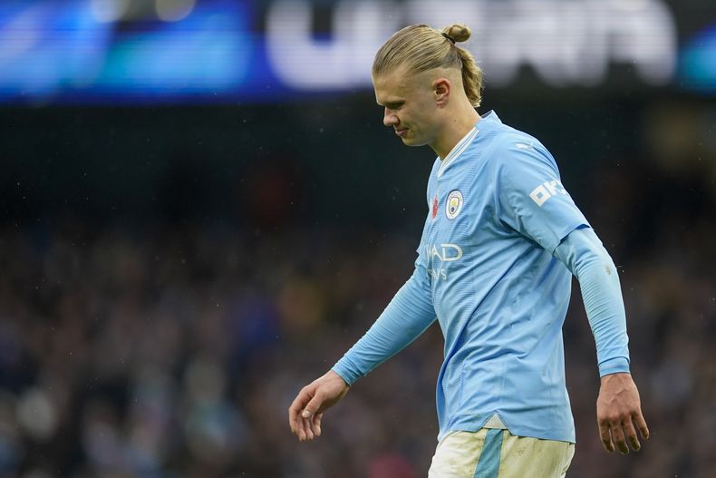 Erling Haaland del Manchester City sale de la cancha al medio tiempo en el encuentro de la Liga Premier ante el Bournemotuh el sábado 4 de noviembre del 2023. (AP Foto/Dave Thompson)