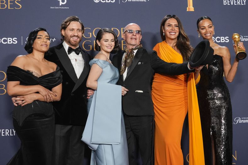 Adriana Paz, de izquierda a derecha, Édgar Ramírez, Selena Gomez, Jacques Audiard, Karla Sofía Gascón y Zoe Saldaña posan en la sala de prensa con el premio a la mejor película musical o de comedia por Emilia Pérez durante la 82ª edición de los Globos de Oro el domingo, 5 de enero de 2025, en el Beverly Hilton de Beverly Hills, California. (Foto AP/Chris Pizzello)