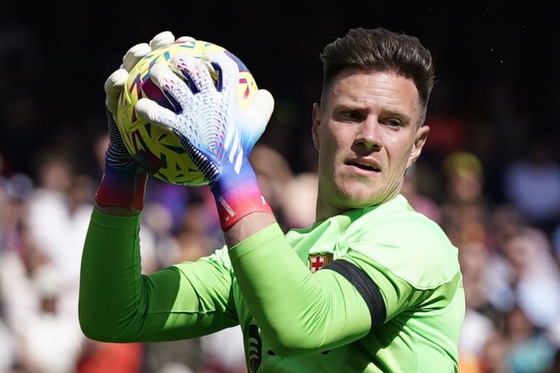 ARCHIVO - El técnico del Barcelona Marc-André ter Stegen durante el partido contra el Atlético de Madrid, el 23 de abril de 2023, en Barcelona. (AP Foto/Joan Mateu)