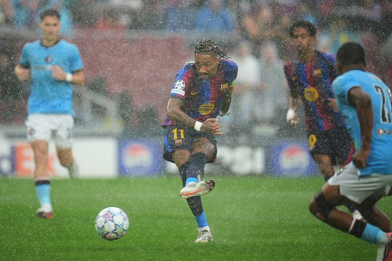 El delantero del Barcelona, Raphinha, anota el gol inicial de su equipo durante el partido de la fase inicial de la Liga de Campeones de la UEFA entre el Barcelona y el Feyenoord en Barcelona, España, el miércoles 9 de septiembre de 2026. (Foto AP/Emilio Morenatti)