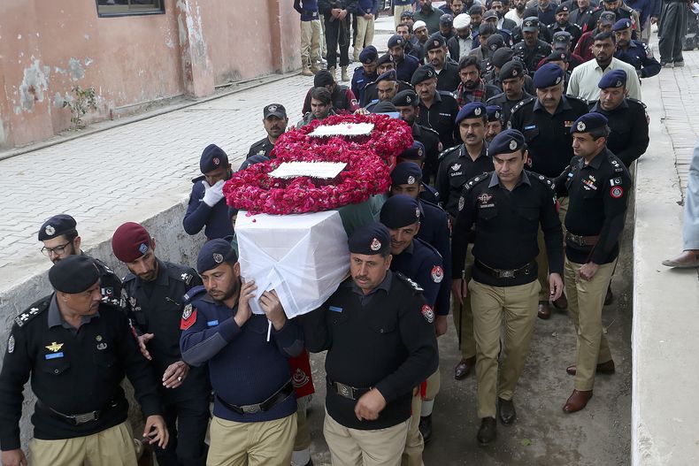 ARCHIVO – Agentes de policía cargan el féretro de uno de sus compañeros que fue víctima de un atentado suicida con bomba, en su funeral en Peshawar, Pakistán, el 2 de febrero de 2023. (AP Foto/Muhammad Sajjad, Archivo)