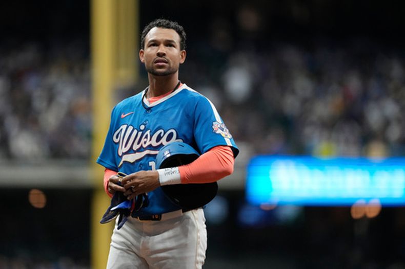 ARCHIVO - Foto del 11 de abril del 2026, Blake Perkins de los Cerveceros de Milwaukee observa en el encuentro ante los Nacionales de Washington. (AP Foto/Aaron Gash, Archivo)