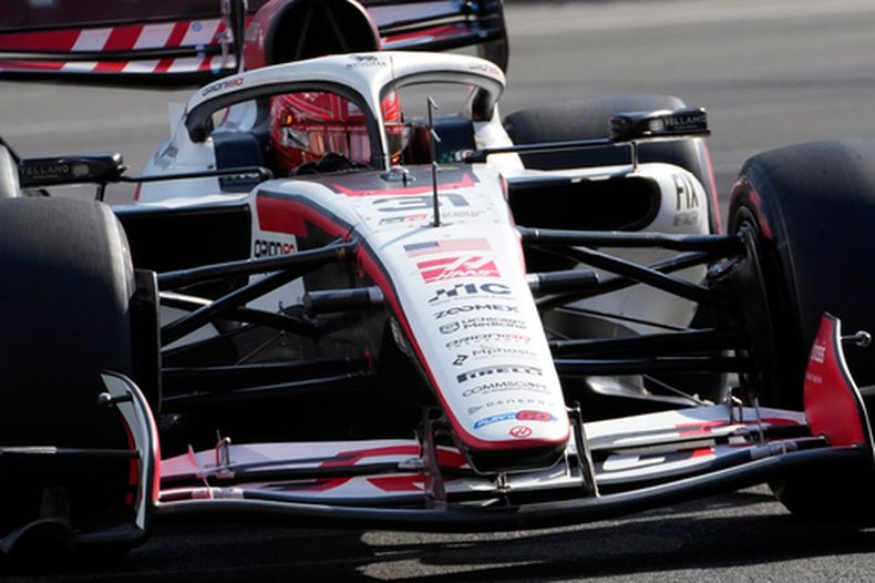 Esteban Ocon al volante de un Haas durante el Gran Premio de Azerbaiyán, el sábado 26 de septiembre de 2026. (AP Foto/Darko Bandic)