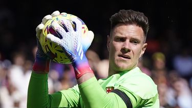 ARCHIVO - El técnico del Barcelona Marc-André ter Stegen durante el partido contra el Atlético de Madrid, el 23 de abril de 2023, en Barcelona. (AP Foto/Joan Mateu)