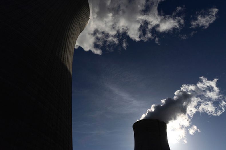 Las torres de enfriamiento en Plant Vogtle, operada por Georgia Power Co., en el condado Burke, cerca de Waynesboro, Georgia, el 29 de mayo del 2024. (Arvin Temkar/Atlanta Journal-Constitution via AP)