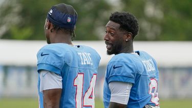 Los receptores abiertos de los Titans de Tennessee, Calvin Ridley, a la derecha, y Carnell Tate (14) conversan entre ellos después de la práctica durante el campamento de entrenamiento del equipo de fútbol americano de la NFL el martes 4 de agosto de 2026, en Nashville, Tennessee. (Foto AP/George Walker IV)
