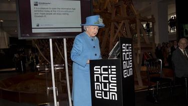 americateve | La comunidad de Twitter recibió un mensaje muy particular este viernes, y no tanto por ser de una mujer de 88 años, sino porque se trató del primer tuit enviado personalmente por la reina Isabel II de Reino Unido a través de la cuenta Monarquía Británica.