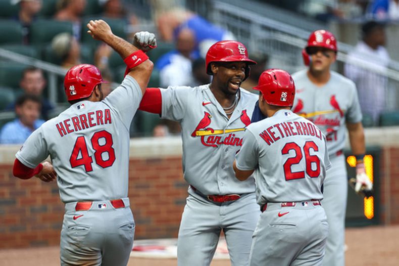 Jordan Walker (centro), de los Cardenales de San Luis, reacciona junto a Iván Herrera (48) y JJ Wetherholt (26) tras conectar un jonrón de tres carreras en la primera entrada de un partido de béisbol contra los Bravos de Atlanta, el jueves 2 de julio de 2026, en Atlanta. (Foto AP/Colin Hubbard)