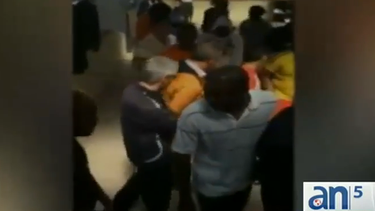 americateve | Un grupo de indocumentados cubanos continúan detenidos en un hotel convertido en prisión migratoria en Quito, Ecuador.