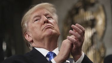 Los aplausos de Trump provocan chanzas en internet