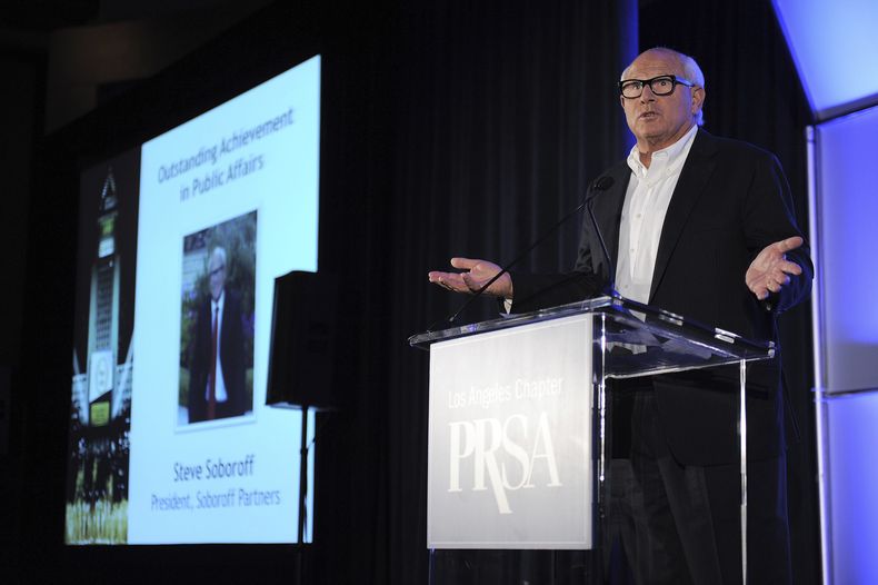 Foto entregada por PRSA Los Angeles que muestra a Steve Soboroff, presidente de Soboroff Partners, aceptando un premio en Los Ángeles el 7 de noviembre del 2012. (Foto por Jordan Strauss/Invision for PRSA Los Angeles/AP Images)