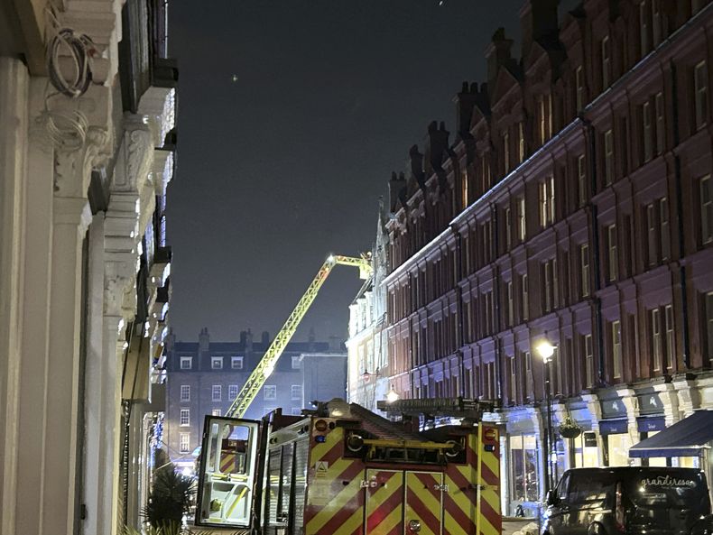 En la imagen, los bomberos trabajan en el exterior del hotel de lujo Chiltern Firehouse, en el centro de Londres, el 14 de febrero de 2025. (Sam Hall/PA via AP)