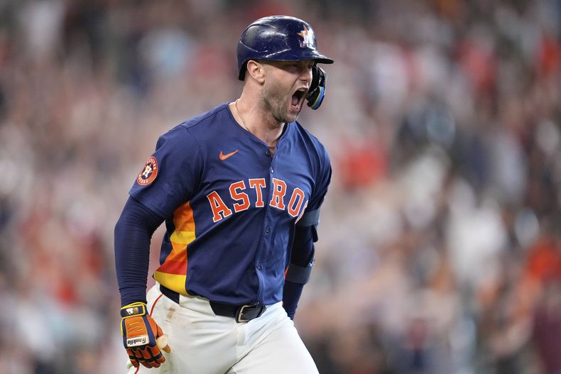 Christian Walker, de los Astros de Houston, celebra después de conectar un jonrón de dos carreras para ganar el juego contra los Marineros de Seattle durante la novena el domingo 25 de mayo de 2025, en Houston. (AP Foto/David J. Phillip)