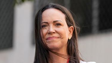 ARCHIVO - La líder opositora venezolana María Corina Machado hace un gesto a sus partidarios durante una protesta contra el presidente Nicolás Maduro el día antes de su investidura para un tercer mandato, en Caracas, Venezuela, el jueves 9 de enero de 2025. (Foto AP/Ariana Cubillos, archivo)