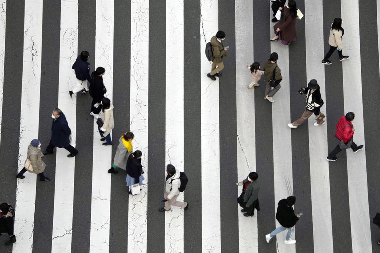 Japón, listo para ampliar restricciones ante alza de casos