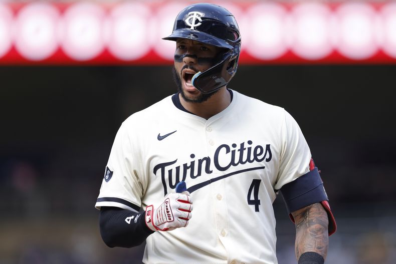 Carlos Correa (4) de los Mellizos de Minnesota celebra tras batear un sencillo ante los Cerveceros de Milwaukee, el domingo 22 de junio de 2025, en Minneapolis. (AP Foto/Bailey Hillesheim)