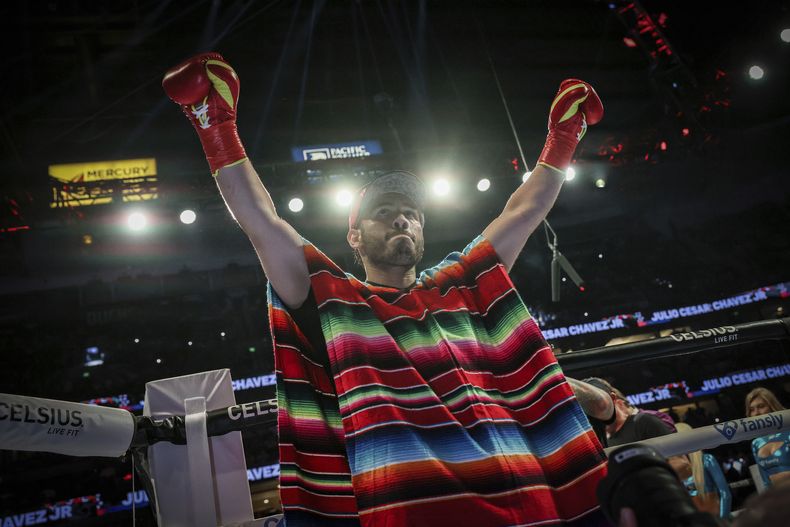 ARCHIVO - El pugilista Julio César Chávez Jr. llega para su combate contra Jake Paul, en Anaheim, California, el 28 de junio de 2025. (AP Foto/Etienne Laurent, archivo)