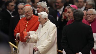 americateve | El papa em&eacute;rito Benedicto XVI, al centro, es acompa&ntilde;ado del cardenal Angelo Sonado, a la izquierda, y seguido del arzobispo Georg Gaensweing a su llegada al consistorio que tiene lugar en la Bas&iacute;lica de San Pedro en el Vaticano,e l s&