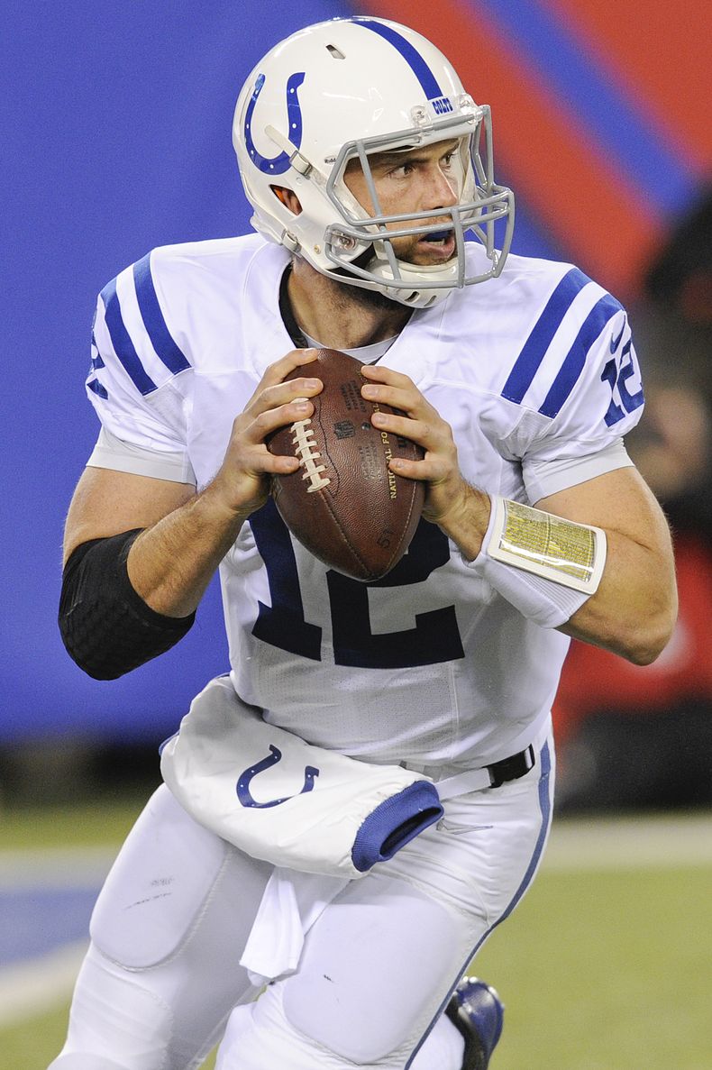 Andrew Luck, de los Colts de Indian&aacute;polis, se prepara para lanzar un pase en el partido del lunes 3 de noviembre de 2014, frente a los Giants de Nueva York (AP Foto/Bill Kostroun)