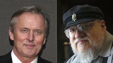 El autor John Grisham en la noche inaugural de A Time To Kill en Broadway en Nueva York el 20 de octubre de 2013, izquierda, y el autor R.R. Martin en Toronto el 12 de marzo de 2012. John Grisham y Martin son algunos de los 17 autores que demandaron a OpenAI por “robo sistemático a escala masiva”, en la más reciente de una ola de acciones legales por parte de escritores consternados porque los programas de inteligencia artificial utilizan sus obras protegidas por derechos de autor sin autorización. (Foto AP)