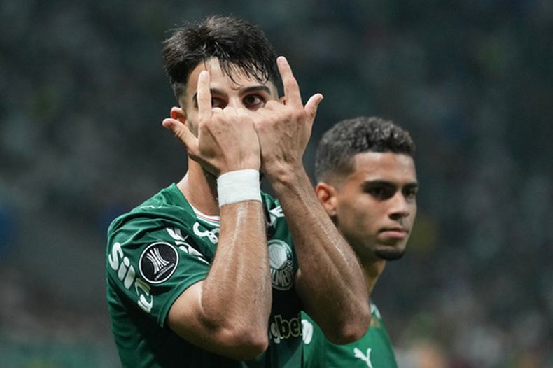 El argentino José Manuel Flaco López, de Palmeiras, festeja su tanto de penal ante Sporting Cristal en la Copa Libertadores, el jueves 16 de abril de 2026 (AP Foto/Andre Penner)