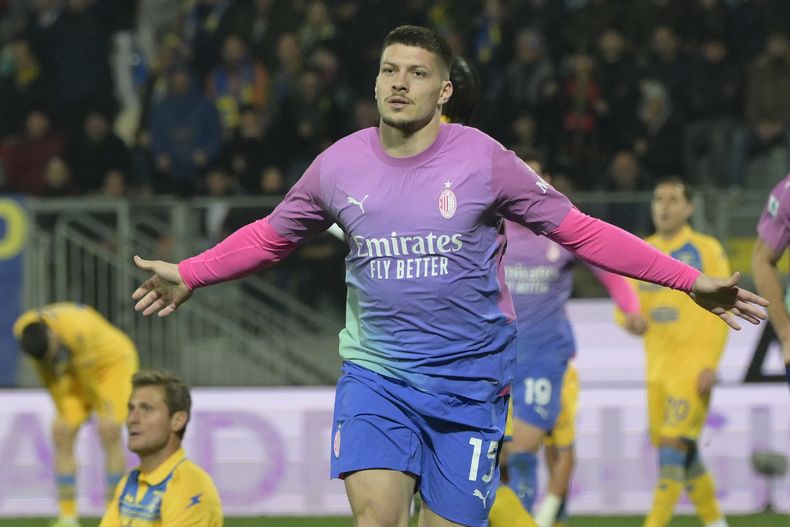 Luka Jovic del AC Milan celebra tras anotar el gol de la victoria de su equipo en el encuentro ante el Frosinone en la Serie A el sábado 3 de febrero del 2024. (Alessandro Garofalo/LaPresse via AP)