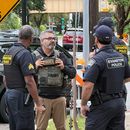 Esta foto, proporcionada por Ryan Garton, muestra a un agente federal hablando con policías el domingo 20 de septiembre de 2026, en Evanston, Illinois. (Ryan Garton vía AP)