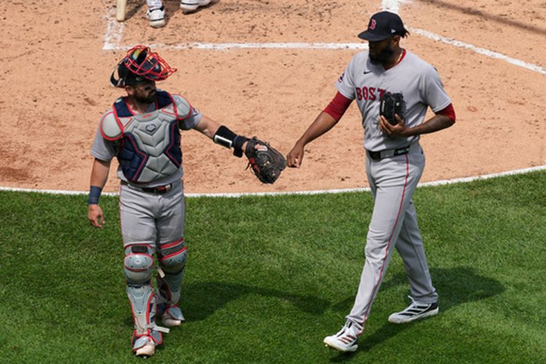 El lanzador relevista de los Medias Rojas de Boston, Tyron Guerrero (derecha), celebra con el receptor Connor Wong (izquierda) después de la quinta entrada de un partido de béisbol contra los Medias Blancas de Chicago, en Chicago, el jueves 9 de julio de 2026. (Foto AP/Nam Y. Huh)